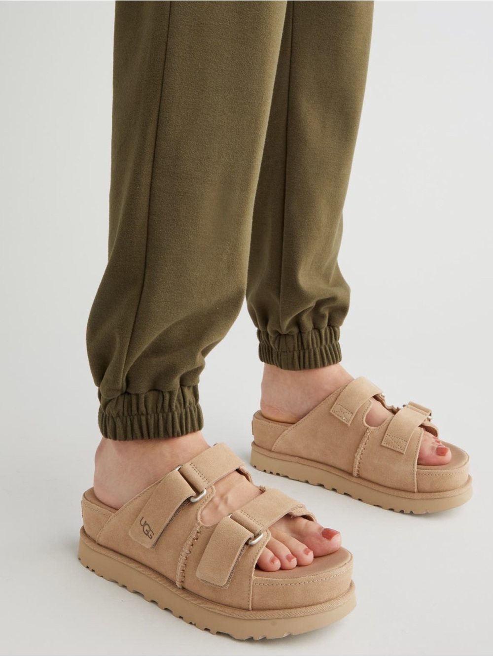 UGG Women’s Goldenstar platform slide in sand size 11